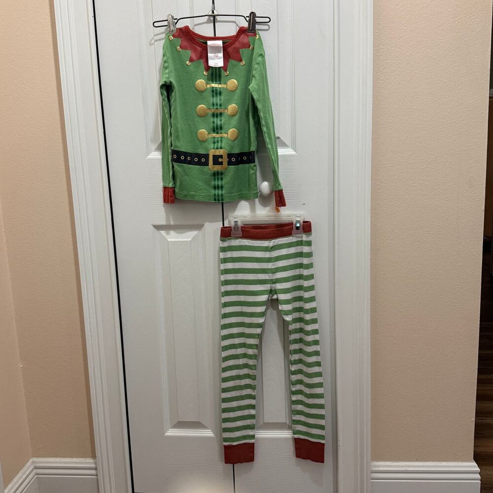 Wondershop kids Elf Christmas PJ set. Size 6 green gold red black
Adorable